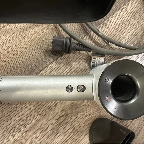 ❤️ Dyson supersonic hair dryer  **NOT WORKING** attachments and case included - Picture 9 of 14